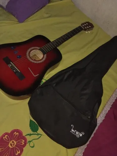 Vendo este Violão cor vinho com três palhetas e capa, seminovo