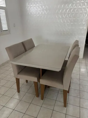 Mesa de jantar com 4 cadeiras