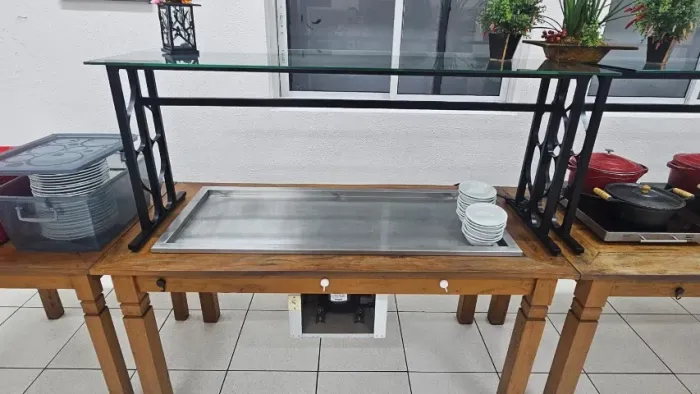 Buffet de madeira rustica pista fria embutida e protetor salivar de ferro e vidro plano