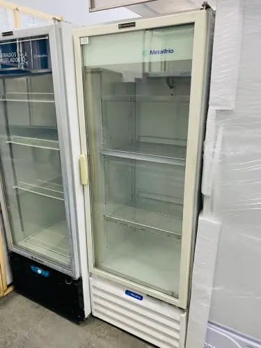 Geladeira 350L expositora Metalfrio