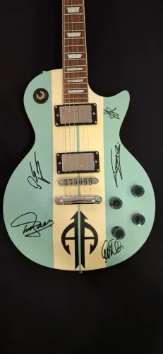 Guitarra Custom Autografada pela Band SONATA ACTICA 