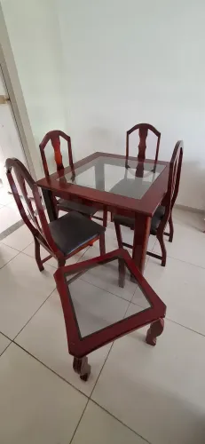 Mesa conjunto com 4 cadeiras e mesinha de centro de madeira maciça e tampo de vidro