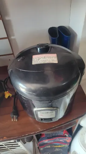 Vendo panela de arroz Britânia 4L 127v funciona perfeitamente leia a descrição do anúncio