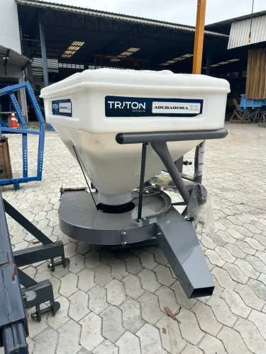 Adubadeira Agrícola Trator Triton