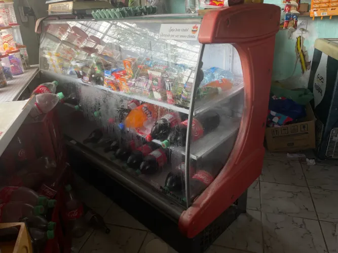 Balcão de frios - Expositor Refrigerado Horizontal - grande e conservado
