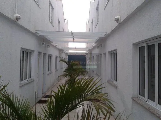 Casa em Condominio fechado, Local alto do Bairro, 2 quartos c/ vaga,