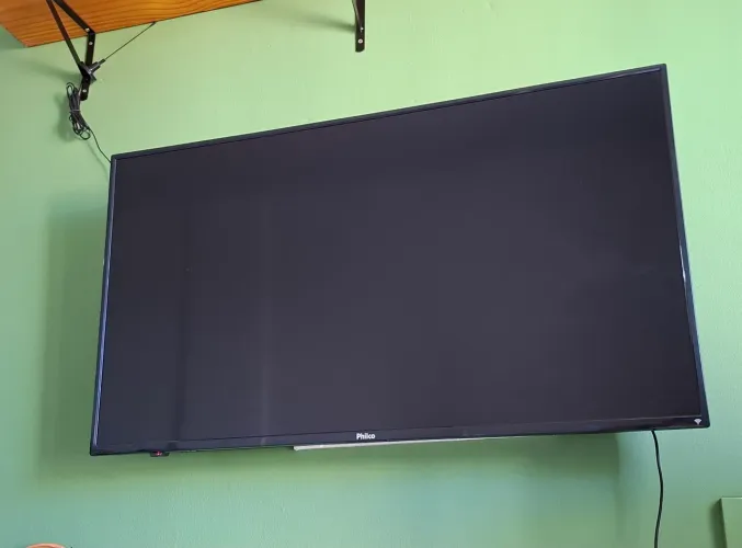 TV Philco 40" LED (Com Suporte de Parede Completo + Cabo HDMI)