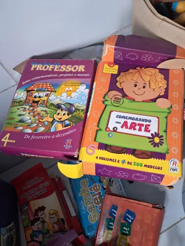 11 coleções de Livros didático para auxiliar professores