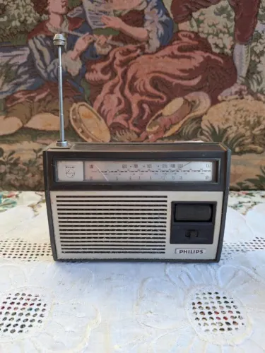  rádio portátil antigo da marca Philips, modelo 06 RL 197, sem teste