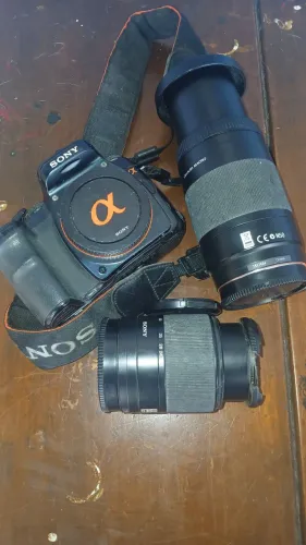 Câmera Sony Alpha DSLR-A100, lançada em 2006