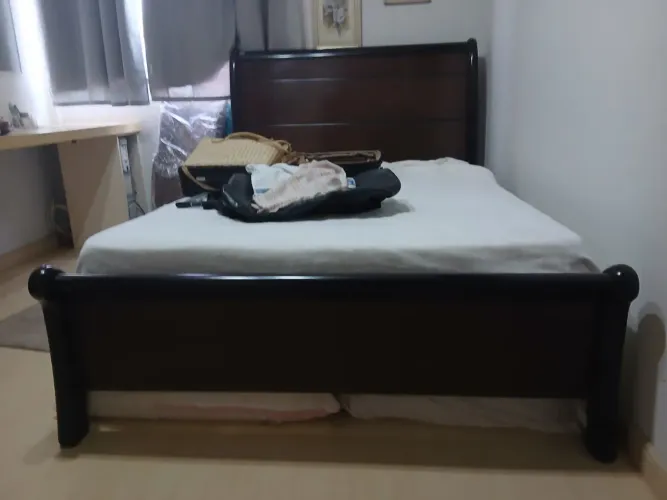 Cama de casal tamanho padrão com colchão