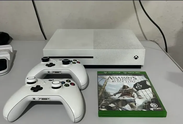 Xbox one s 1TB + Assassin?s Creed Black Flag