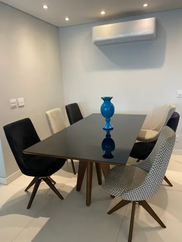 Mesa e 8 cadeias .Madeira maciça com vidro preto