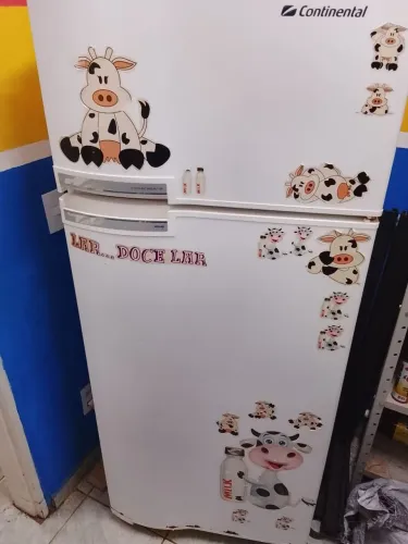 Vende se uma geladeira