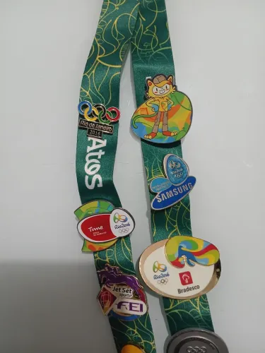 Pins e cordão originais (Olimpíadas Rio 2016).