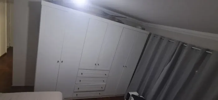 Vendo guarda-roupa por apenas R$850,00 (um ano e seis meses de uso). Não entrego