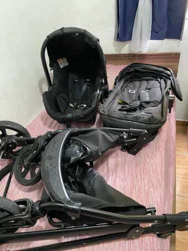 Carrinho de Bb com bebê conforto 