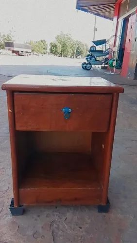 Criado mudo de madeira