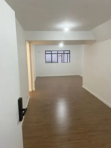 Sala comercial na Erasto Gaertner - perto do Festval