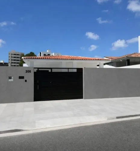 Casa com 270m² nos Bancários, 3 quartos, piscina e 2 vagas. Localização estratégica no Jar