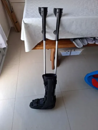 Vendo par de muletas e bota ortopédica 37-42, ambos os pés. Super novas.