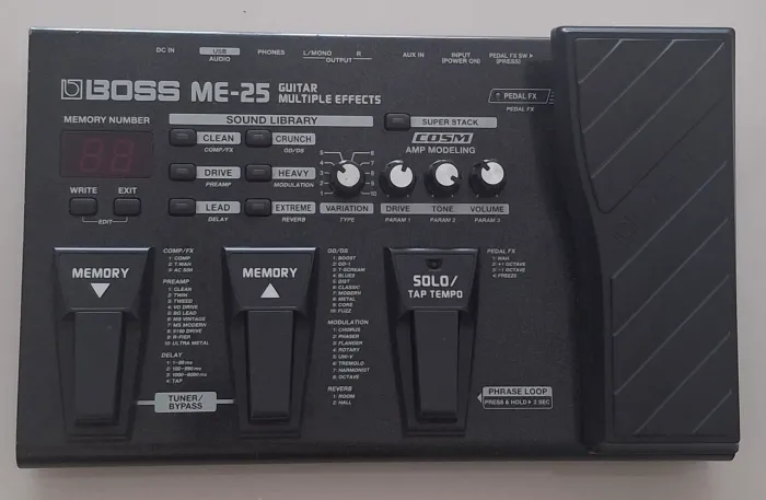 Pedaleira de guitarra - Boss - Me25