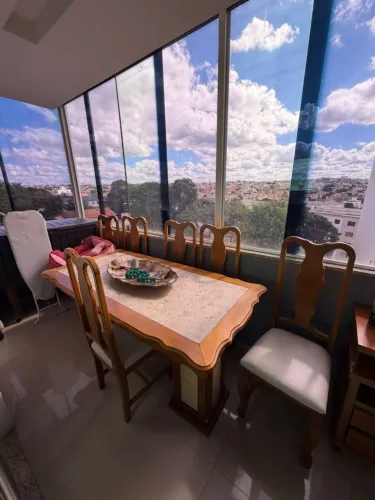 Vendo ou troco mesa de jantar (6 cadeiras) 