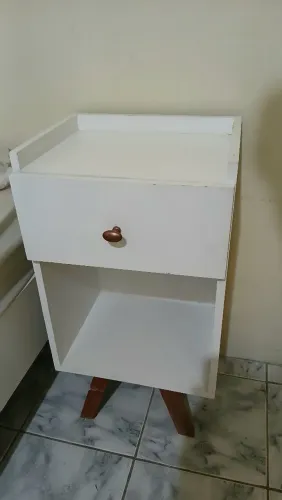 Criado-mudo branco com gaveta e nicho.
