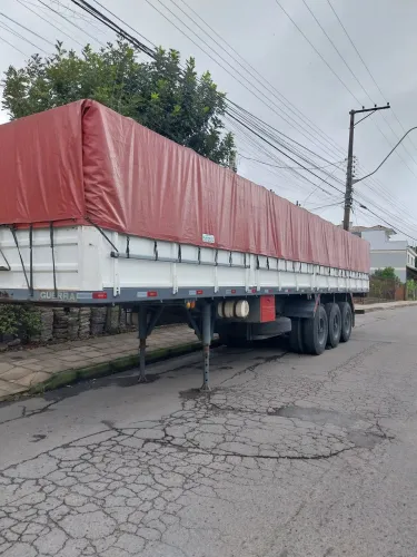 Carreta guerra com pneus em ótimo estado.