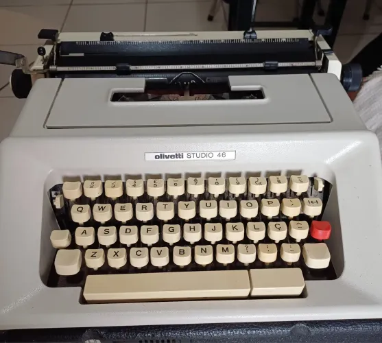 Máquina de escrever Olivetti Studio 46 
