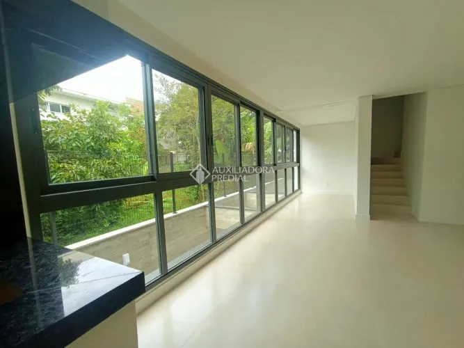 Casa Geminada à Venda - 1 Suíte e 2 Demi-Suítes - 2 Vagas - Córrego Grande - Florianópolis
