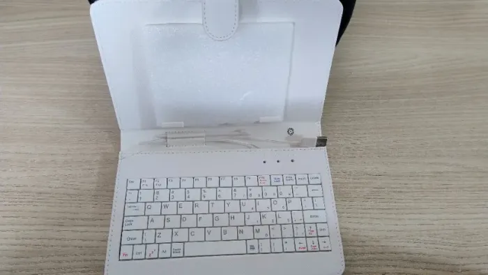 Capa com teclado para tablet 