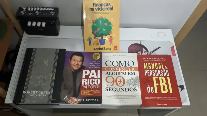 48 leis do poder, pai rico e pai pobre, como convencer uma pessoa em 90s e manual do FBI