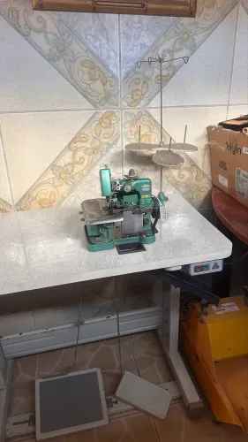 Overlock Semi-Industrial acoplada a uma bancada.
