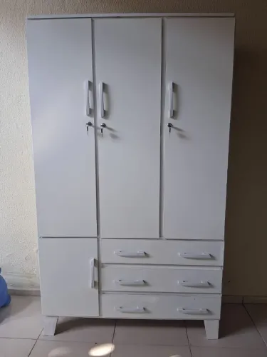 Guarda roupa semi novo com 2 meses de uso!valor negociável no Pix.