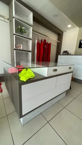 VENDE-SE MÓVEL COM EXPOSITOR