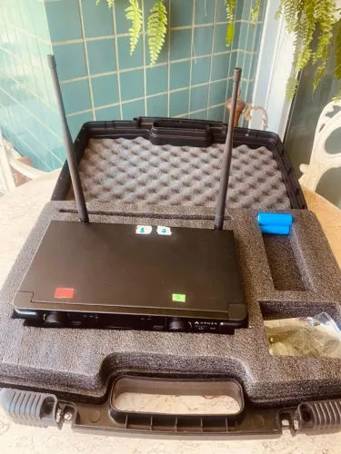 Kit 2 microfones sem fio + Sistema Microfone Sem Fio Armer AX802M 2 Canais + Case