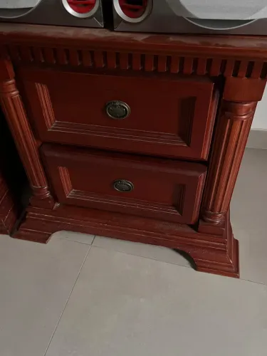 Mesa de Cabeceira Clássica em Madeira Maciça - Estilo Colonial