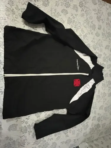 Vendo casaco do Vasco 450 reais autógrafado por Roberto dinamite ?