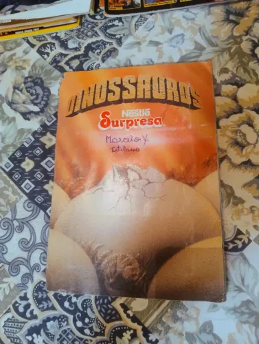 Livro/álbum dinossauro surpresa Nestlé quase completo 