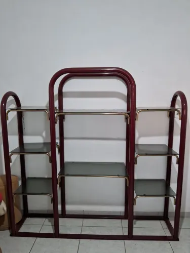 Estante de aço com prateleiras de vidro
