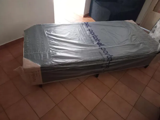 Vendo cama box solteiro com colchão e base no plástico, sofá de canto 6 lugares