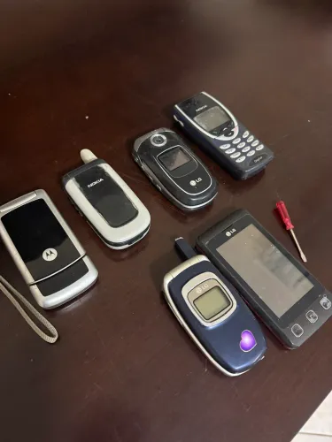 Lote com celulares antigos/vintage, aparelhos marcantes dos anos 2000. 