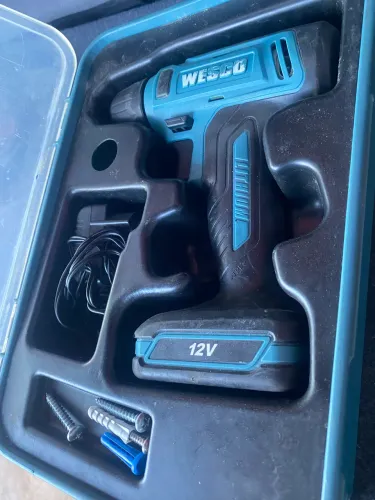 Vendo parafusadeira sem fio da marca Wesco vai com carregador excelente estado de uso
