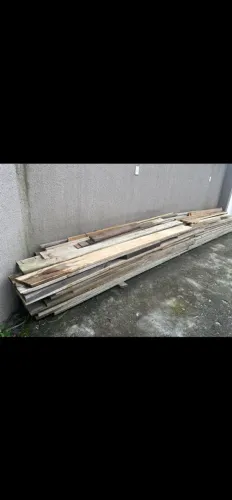 Tábuas de pinus usadas para caixaria