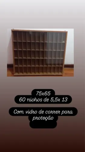 2 Expositores para Coleção em MDF com Portas de Vidro - 60 e 32 Nichos