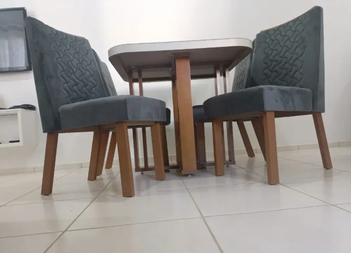 Mesa de jantar serena com 4 cadeiras com vidro 