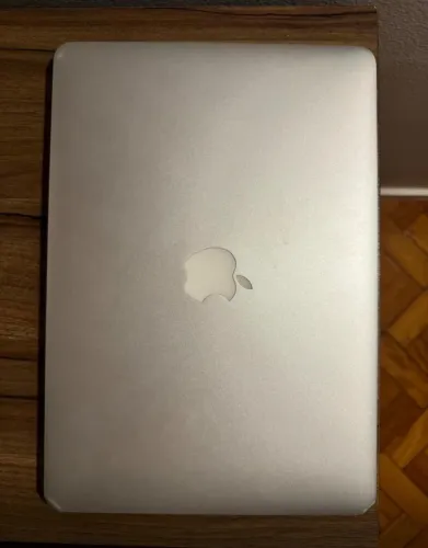 MacBook Air 13" 2018 Retina - 8GB RAM / 128GB SSD (Detalhe Estético)
