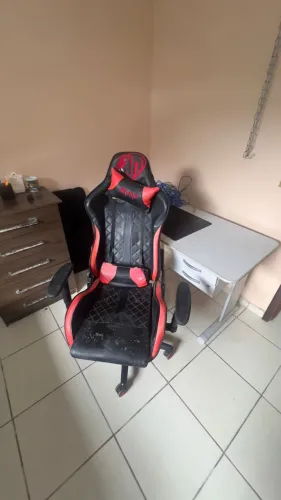 Cadeira Gamer (Marca Strike / preta e vermelha)