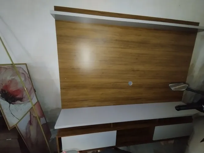 Painel suspenso na cor marrom com avelã